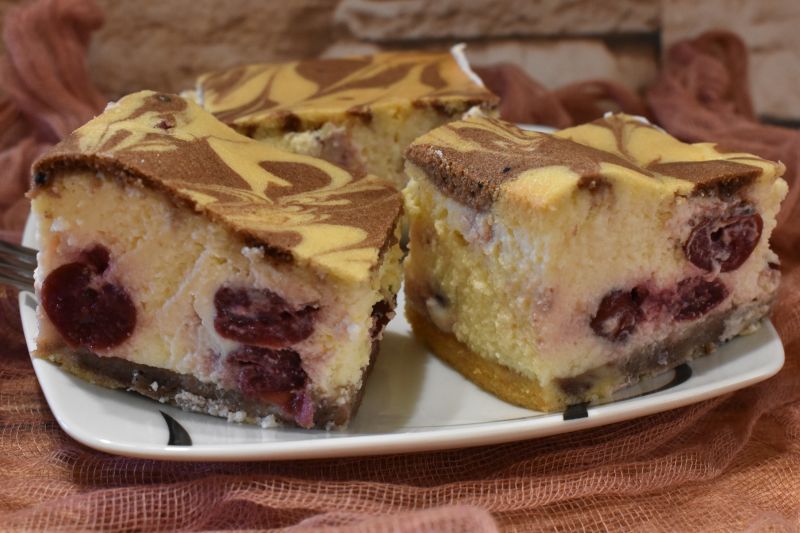 Sernik z pierzynką łaciatą Sernik z pierzynką łaciatą