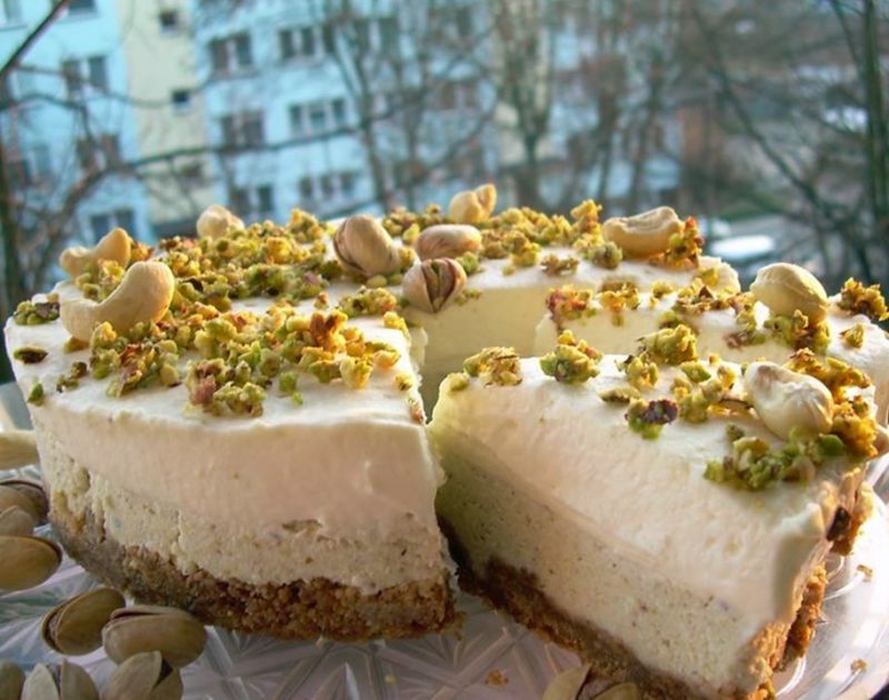 Sernik z pistacjami, nerkowcem i białą czekoladą.