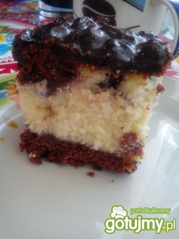 Sernik z polewa rodzynkowa