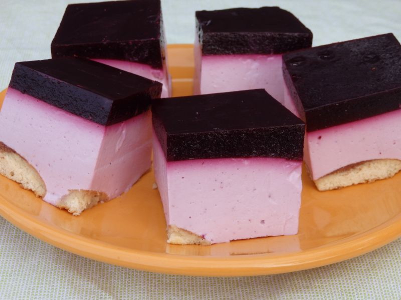 Sernik z porzeczkowym musem