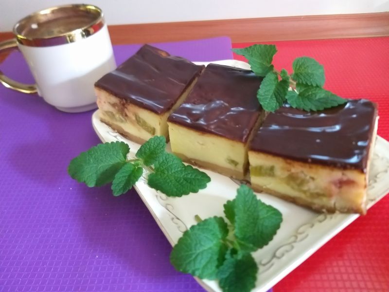 Sernik z rabarbarem i polewą czekoladową