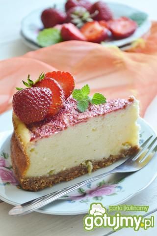 Sernik z rabarbarem i truskawkami Sernik z rabarbarem i truskawkami