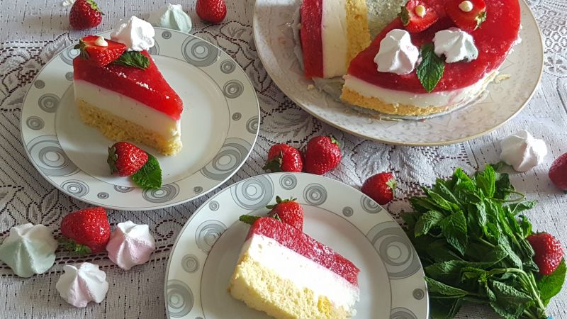 Sernik z ricottą i musem truskawkowym Sernik z ricottą i musem truskawkowym