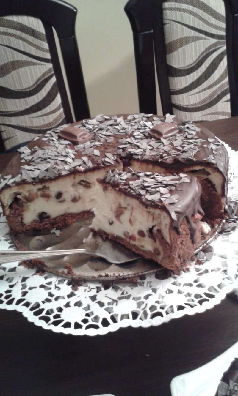 Sernik z rodzynkami i żurawiną.