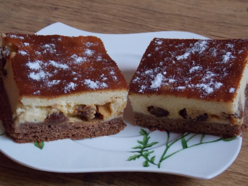 Sernik z rodzynkami na kakaowym cieście