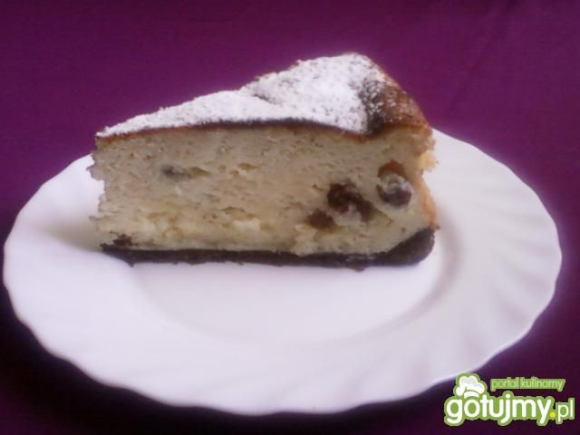 Sernik z rodzynkami na kruchym cieście