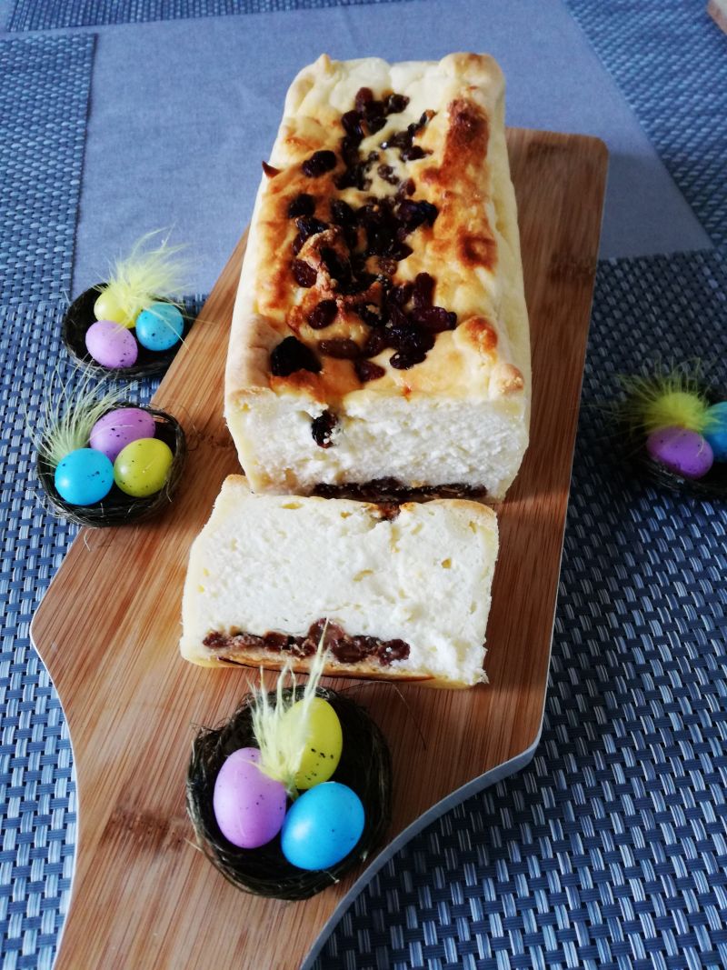 Sernik z rodzynkami na kruchym cieście