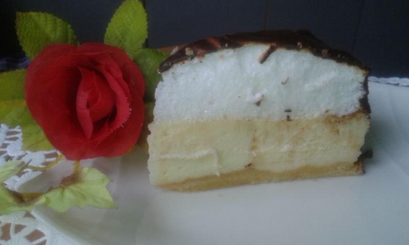Sernik z rosą wzbogacony o polewę czekoladową