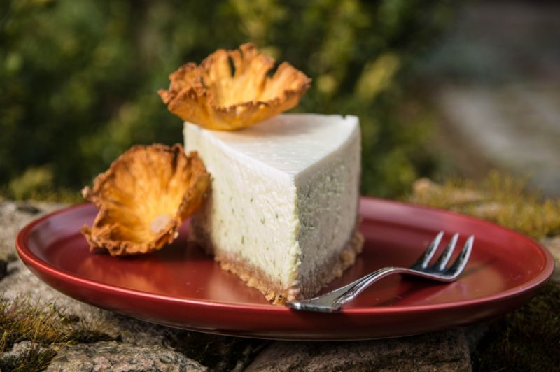 Sernik z rukolą i kwiatami ananasa