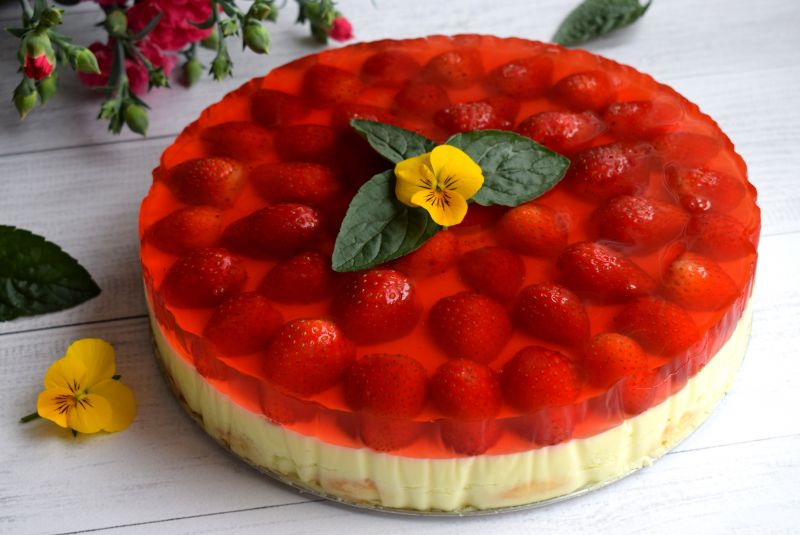 Sernik z serków homogenizowanych z truskawkami Sernik z serków homogenizowanych z truskawkami