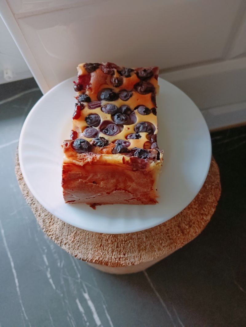 Sernik z serków wiejskich z borówką