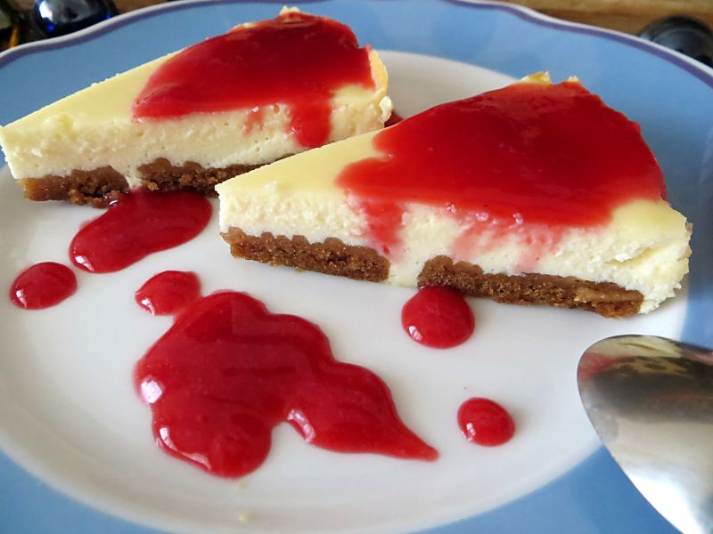 Sernik z sosem porzeczkowym Sernik z sosem porzeczkowym