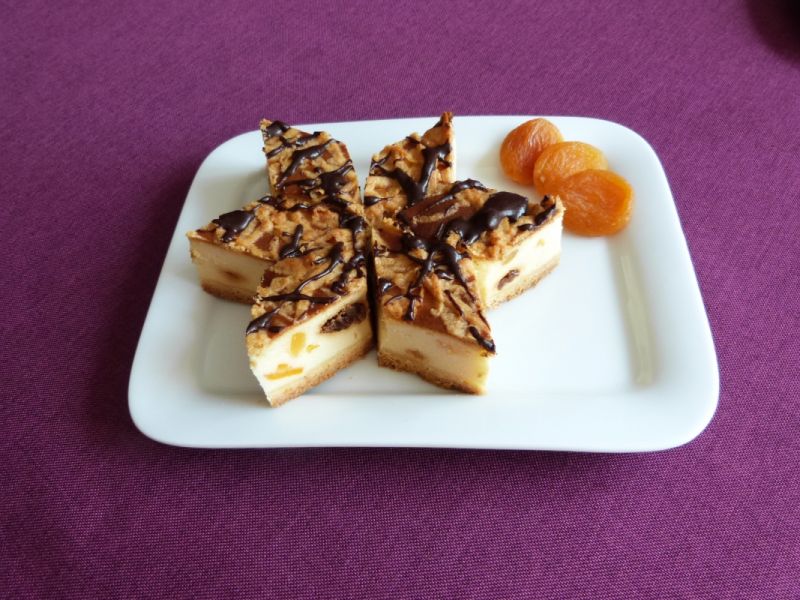 Sernik z suszonymi morelami