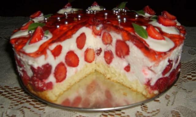Sernik z truskawkami