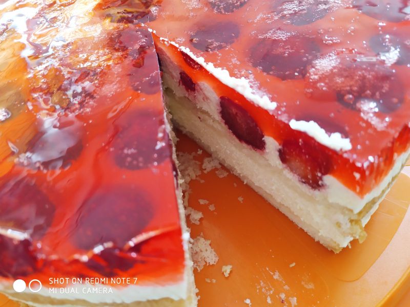 Sernik z truskawkami