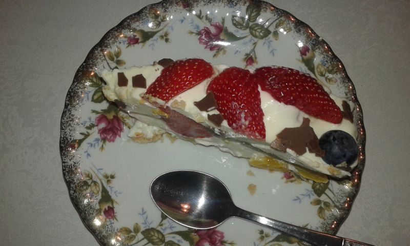 Sernik z truskawkami, morelami i borówkami