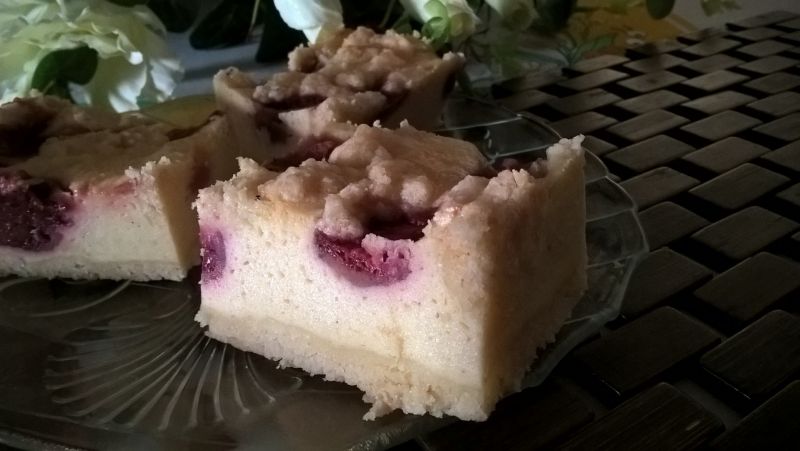 Sernik z truskawkami na kruchym cieście