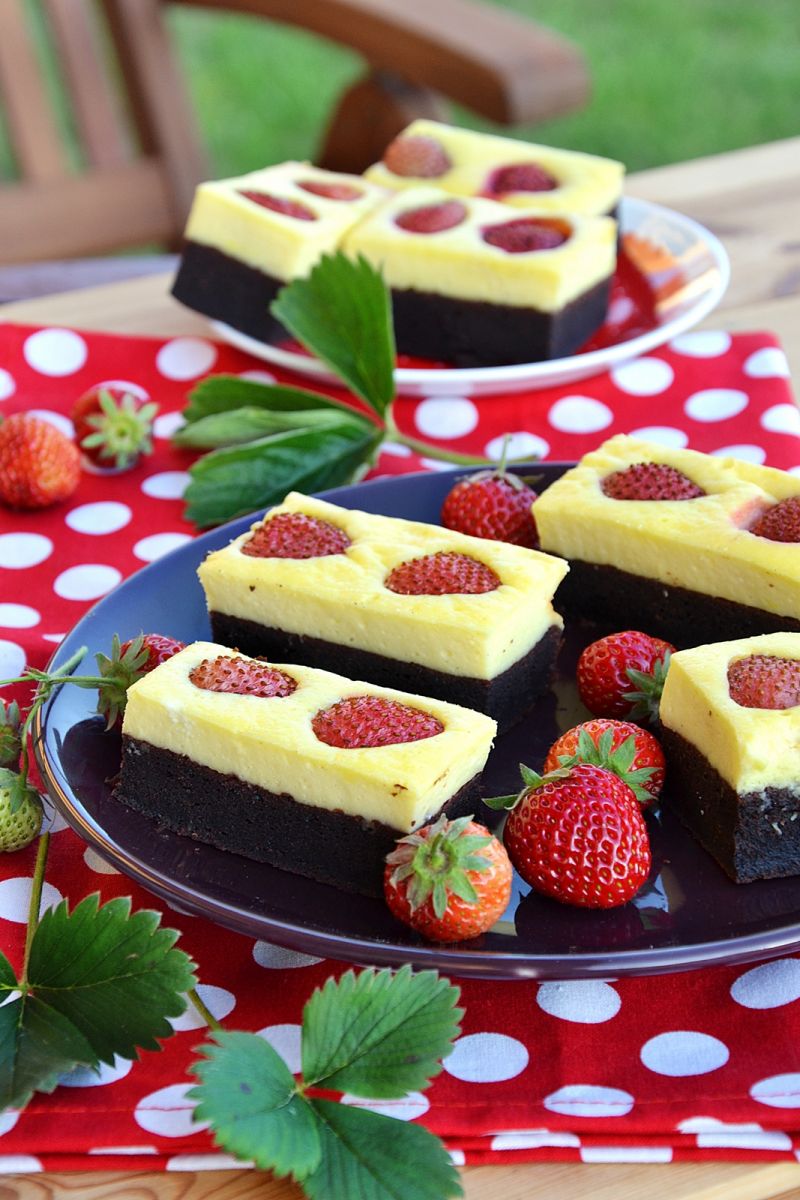 Sernik z truskawkami na spodzie brownie Sernik z truskawkami na spodzie brownie