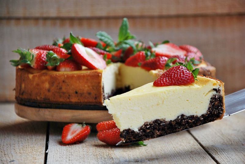 Sernik z truskawkami na spodzie z płatków owsianyc