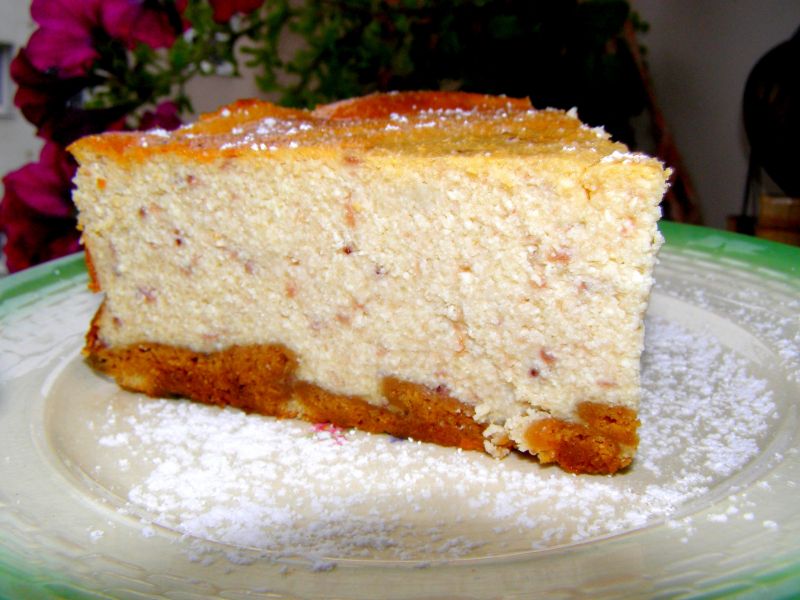 Sernik z truskawkami z syropu na spodzie pierników