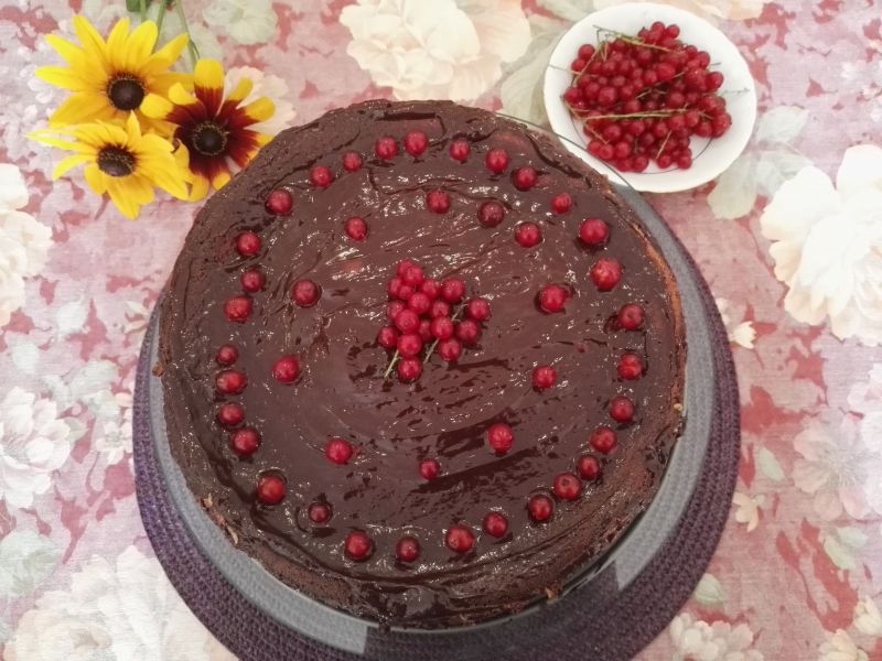 Sernik z ukrytymi porzeczkami i borówkami Sernik z ukrytymi porzeczkami i borówkami