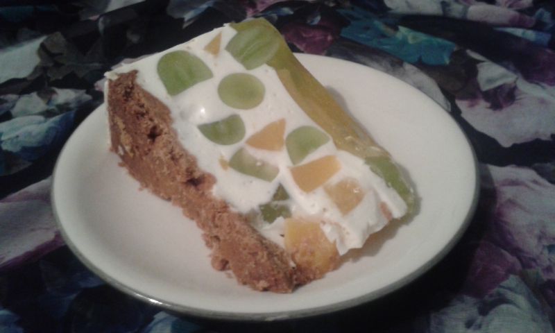 Sernik z winogronami i brzoskwiniami