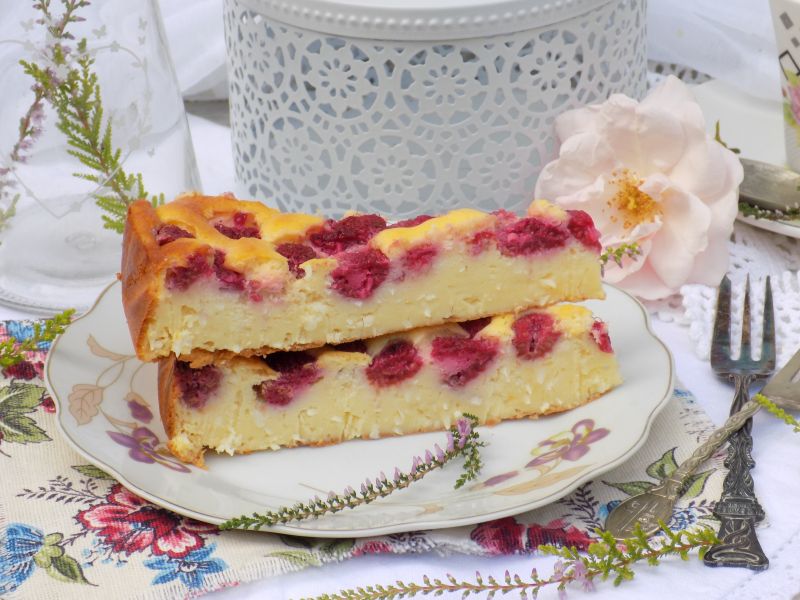 Sernik z wiórkami kokosowymi i malinami 