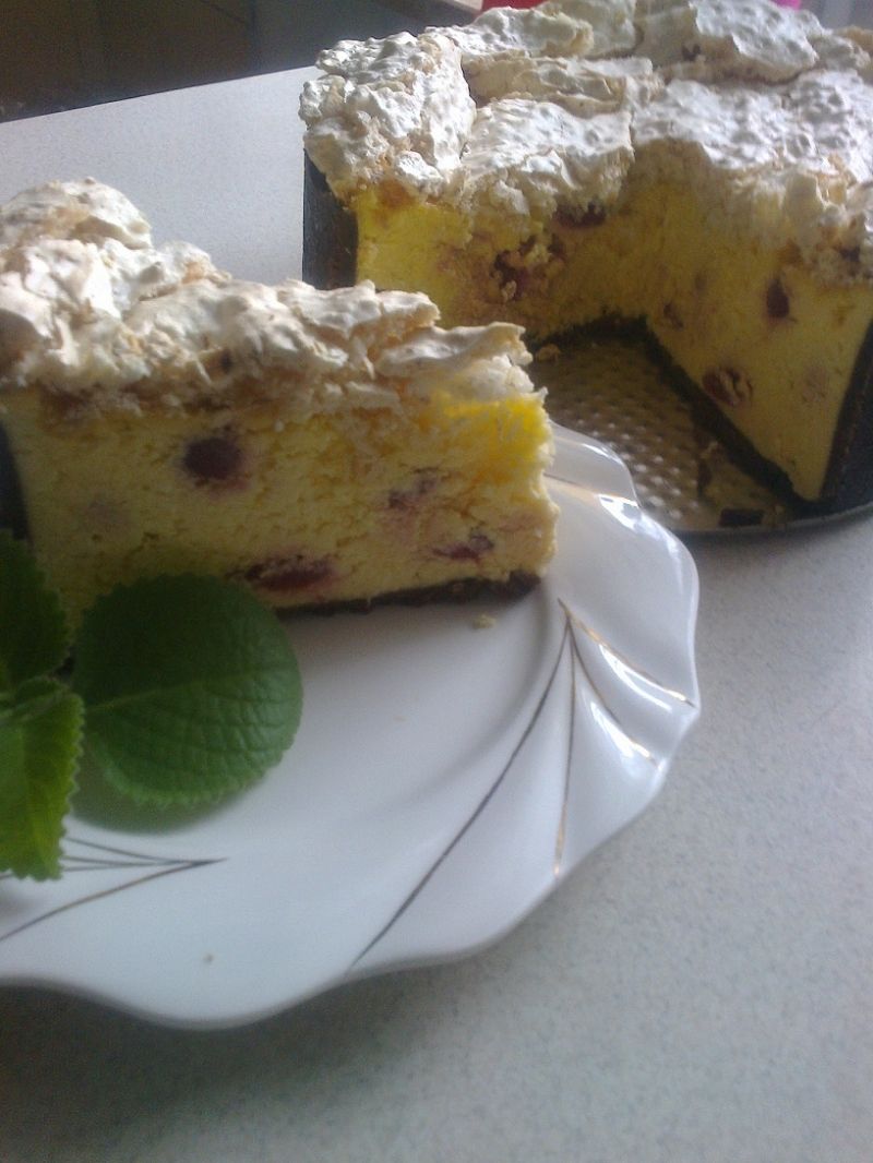 Sernik z wiśniami i bezą 