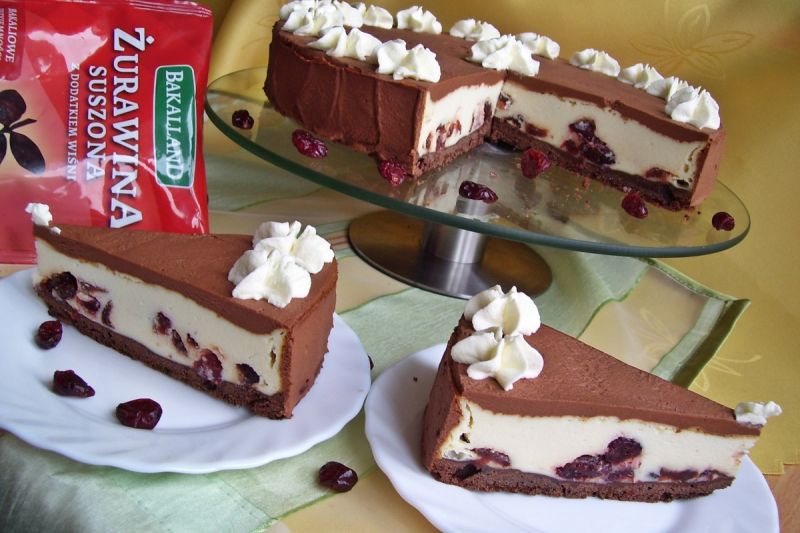 Sernik z żurawiną na czekoladowym spodzie Sernik z żurawiną na czekoladowym spodzie