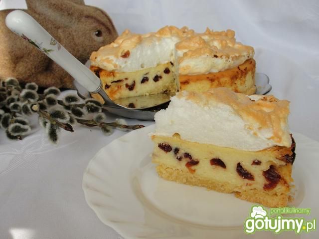 Sernik z żurawiną pod bezową czapą. Sernik z żurawiną pod bezową czapą.