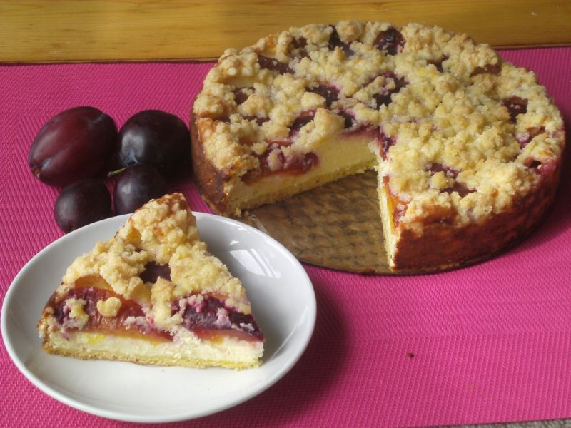 Sernik ze śliwkami i kruszonką