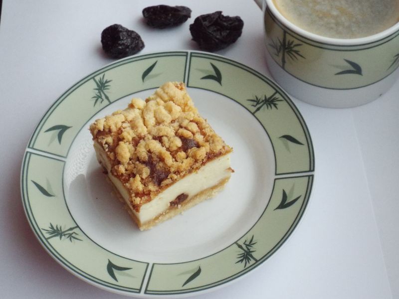 Sernik ze śliwkami i kruszonką