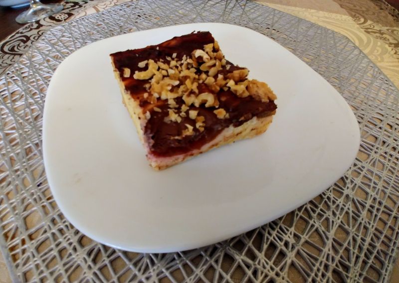 Sernik ze śliwkami i orzechami Sernik ze śliwkami i orzechami