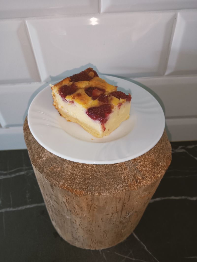 Sernik ze zsiadłego mleka z malinami