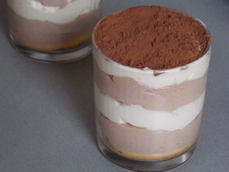 Sernik zebra w szklankach