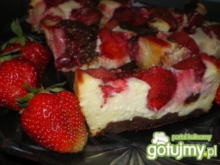 Sernikobrownie z truskawkami