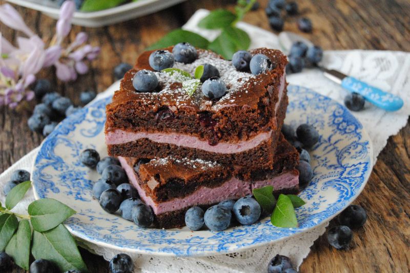 Sernikobrownies z borówką amerykańską