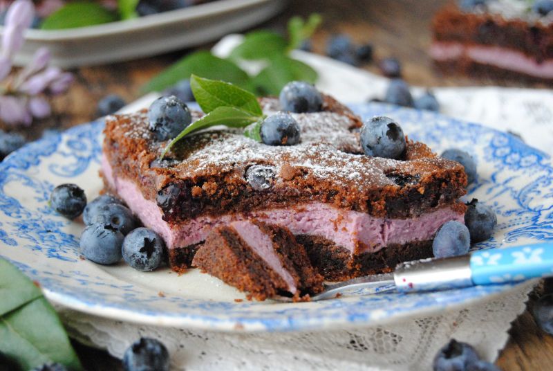 Sernikobrownies z borówką amerykańską