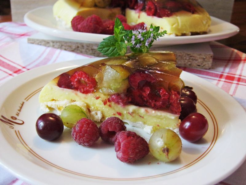 Sernikowa kopuła z owocami i bezami