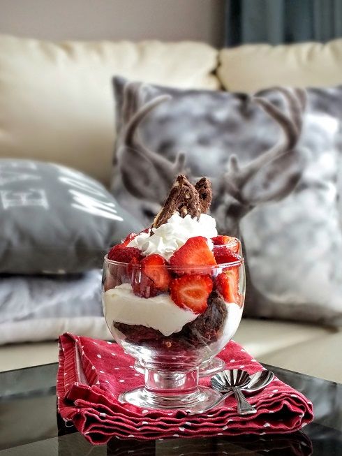 Sernikowe parfait z ciasteczkami brownie i truskaw Sernikowe parfait z ciasteczkami brownie i truskaw