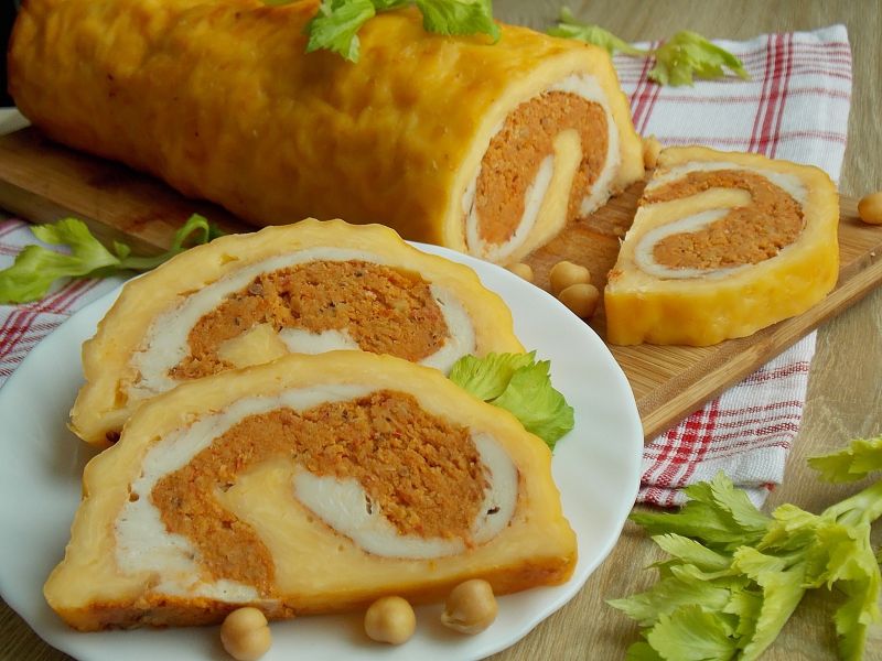 Serowa rolada z kurczakiem i ciecierzycą