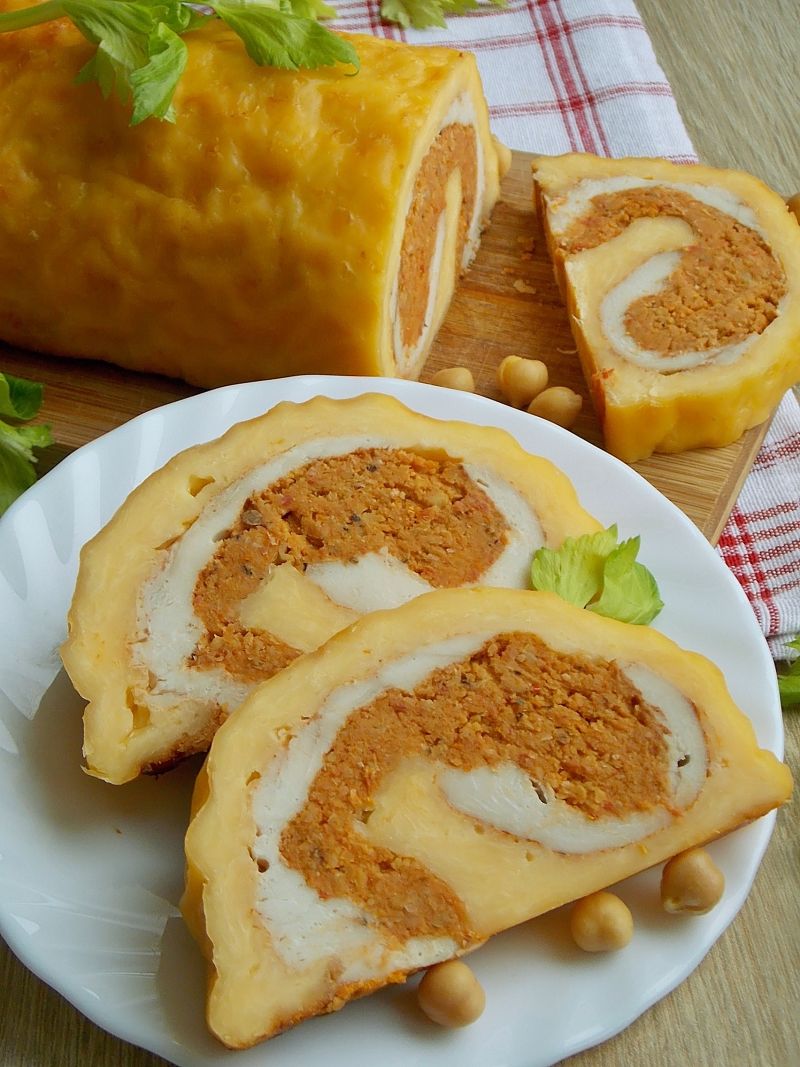 Serowa rolada z kurczakiem i ciecierzycą