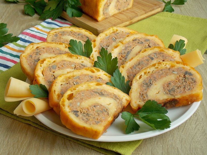Serowa rolada z mięsem mielonym i pieczarkami Serowa rolada z mięsem mielonym i pieczarkami