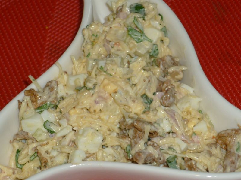 Serowa sałatka z kurkami