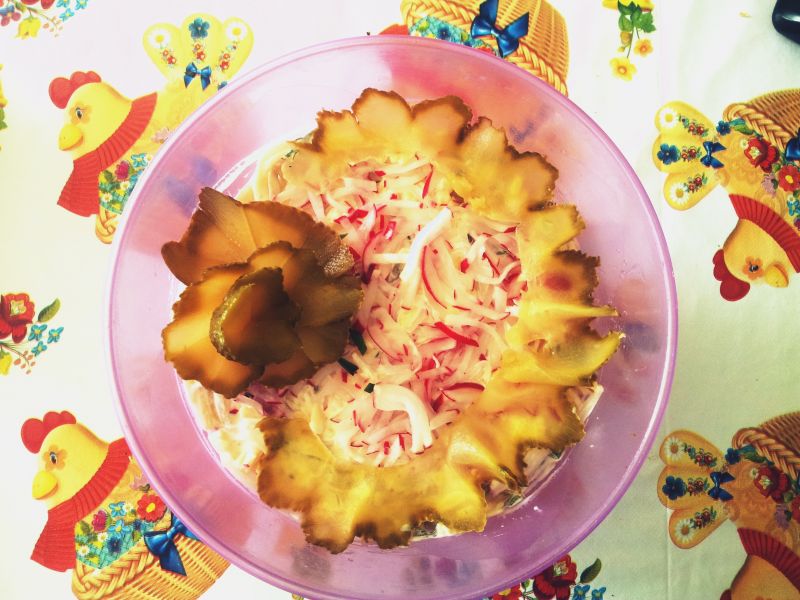 Serowa sałatka z rzodkiewką i ogórkami w paseczki.