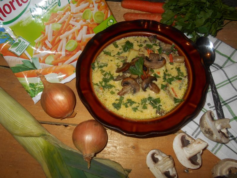 Serowa zupa grzybowa z włoszczyzną Serowa zupa grzybowa z włoszczyzną