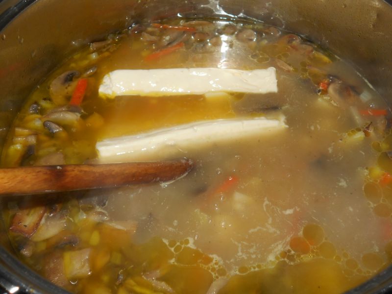 Serowa zupa grzybowa z włoszczyzną