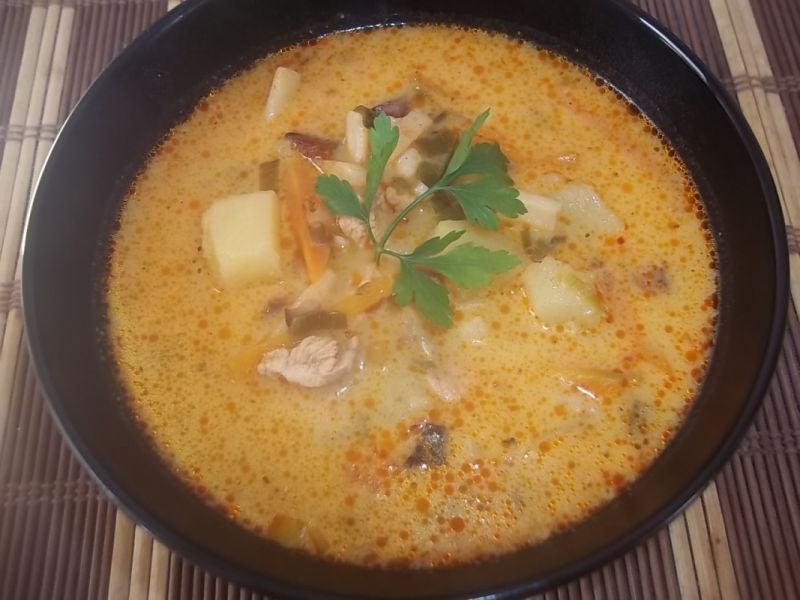 Serowa zupa z kurczakiem