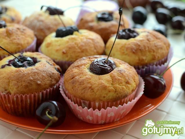 Serowe babeczki z czereśnią