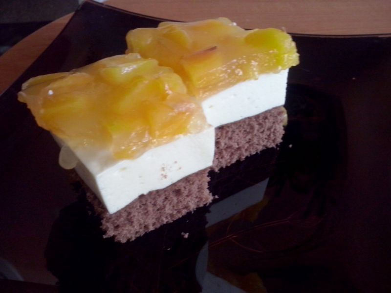 Serowe ciasto z brzoskwiniami Serowe ciasto z brzoskwiniami